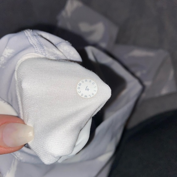 *SOLD* Lululemon Wonder Under 4 - Picture 4 of 6